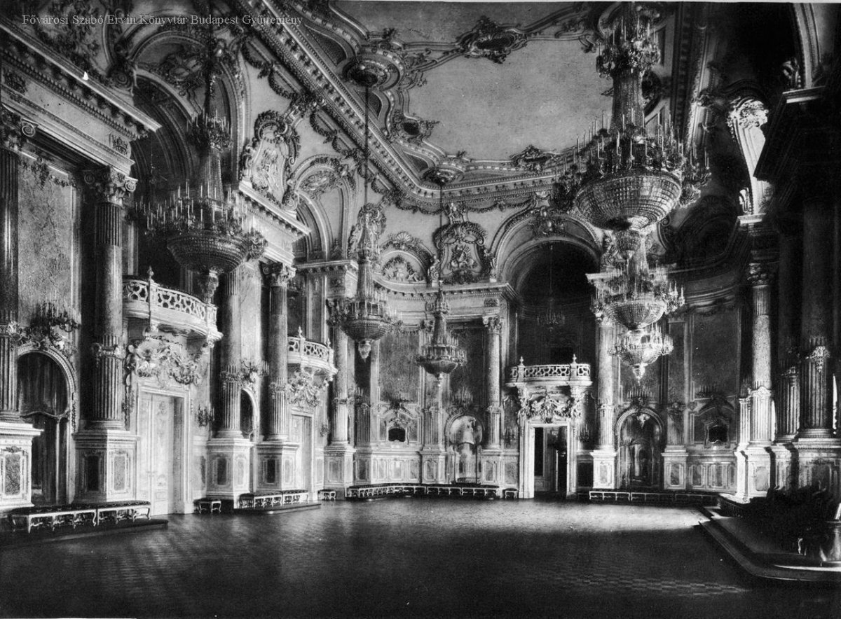 A Budavári Palota nagy táncterme 1912-ben (Fotó: FSZEK Budapest Gyűjtemény) Budavári Palota díszterem.jpg