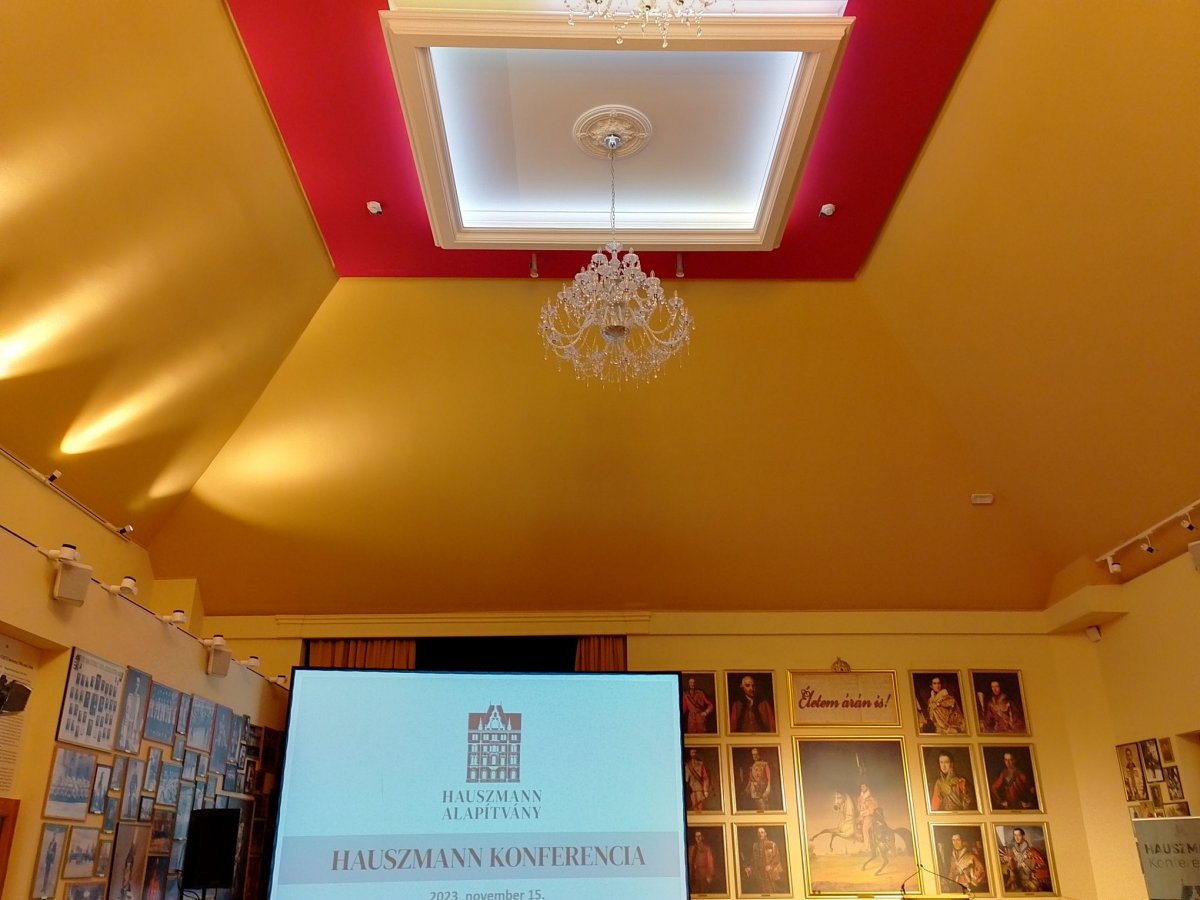 A konferenciát a Főőrség emeleti dísztermében rendezték (Fotó: Bodó Péter/pestbuda.hu) 01 díszterem.jpg