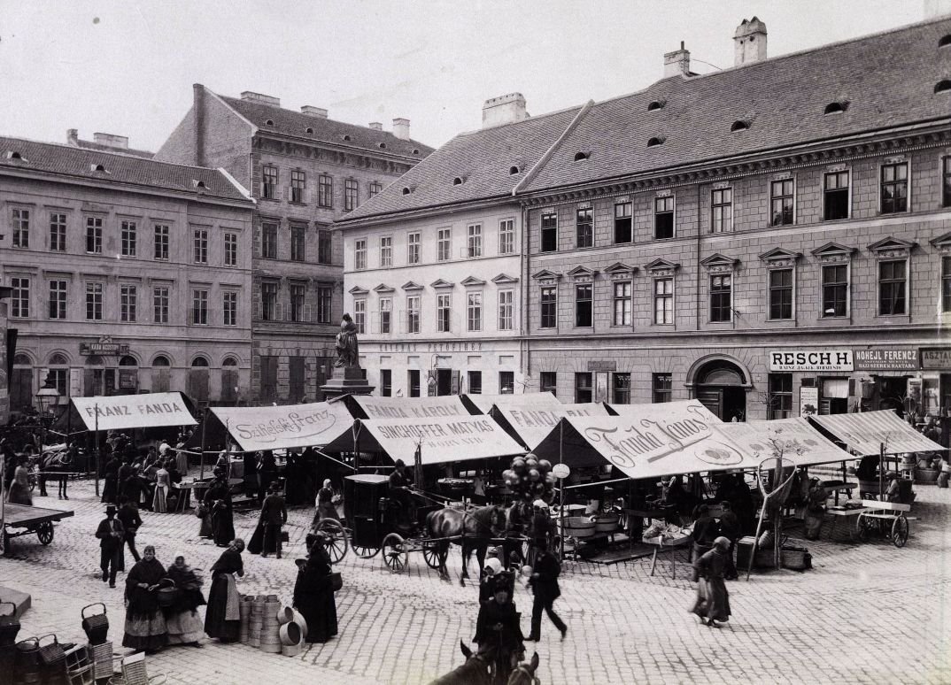 Az egykori Hal tér 1890 körül - négy ponyván is olvasható a Fanda név (Fortepan/Budapest Főváros Levéltára, BFL.XV.19.d.1.07.14) fortepan_82466.jpg