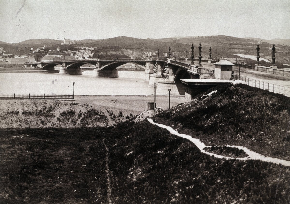 A híd még a szárnyhíd nélkül 1883-ban (Fotó: Fortepan/képszám: 204091) fortepan_204091.jpg