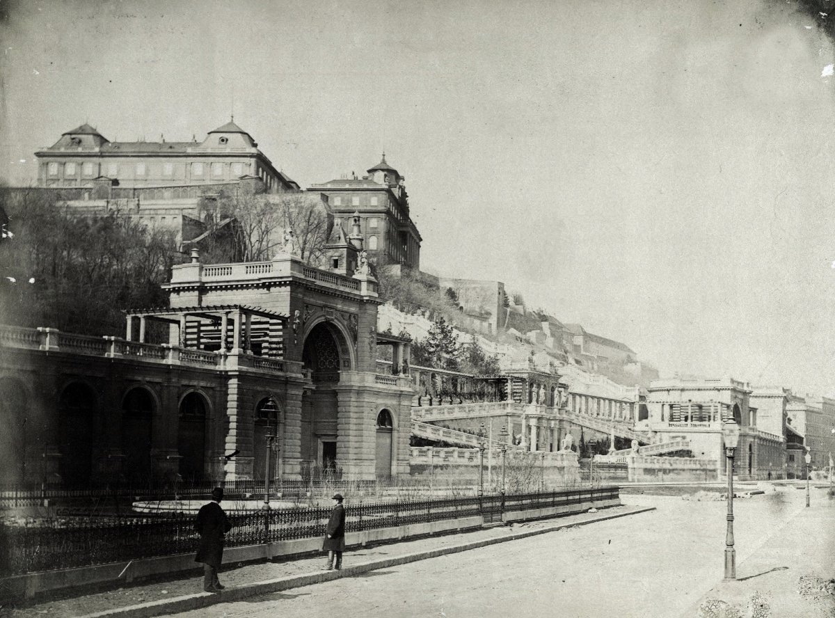 A Várkert Bazár 1880 és 1890 között, fölötte még a felújítás és bővítés előtt álló Budavári Palotával Klösz György felvételén (Fortepan / Budapest Főváros Levéltára. Levéltári jelzet: HU.BFL.XV.19.d.1.06.062) Várkert Bazár 1880_1890_Klösz fortepan_82322.jpg