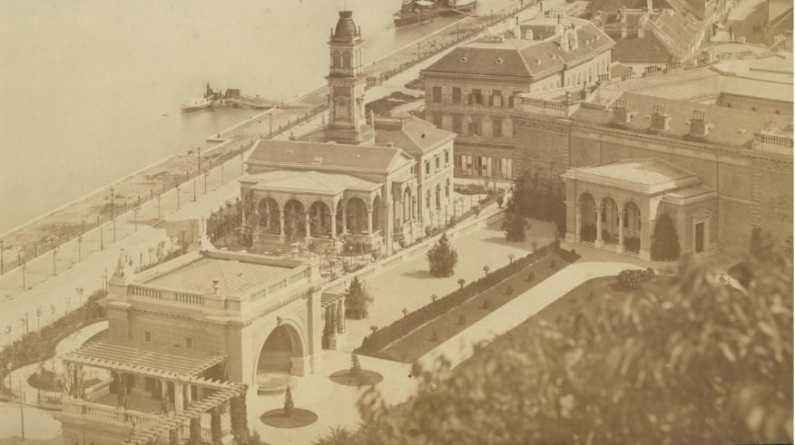 A Neoreneszánsz kert déli része 1880 körül, Weinwurm Antal felvételén. A kúpos tuják és a növényszigetek a mai állapothoz hasonló kertet mutatnak (Fotó: BTM Kiscelli Múzeum) Várkert bazár 1881, Weinwurm Antal btm kiscelli.jpeg