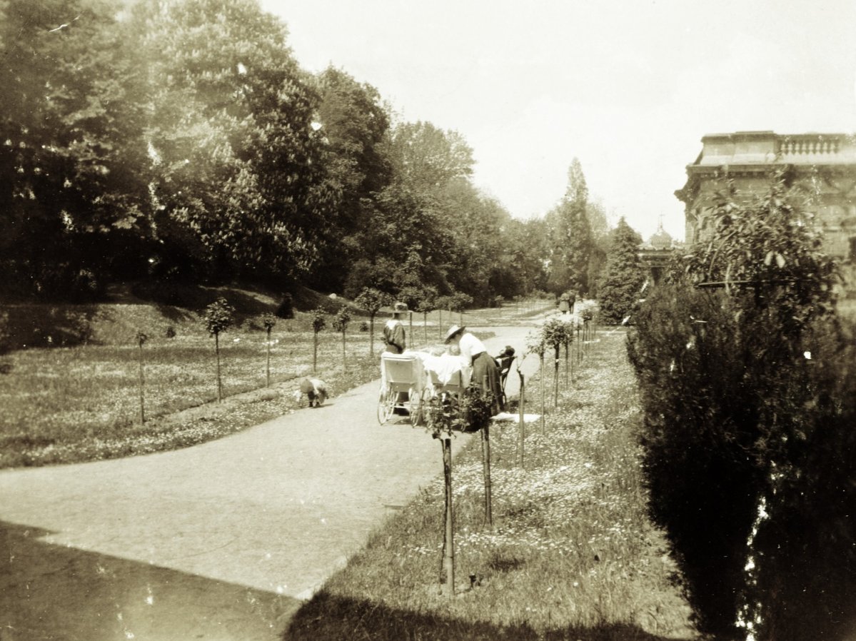 Sétálók a Várkert Bazárban 1923-ban (Fotó: Fortepan/Képszám: 85264) fortepan_85264.jpg Várkert Bazár 1923.jpg