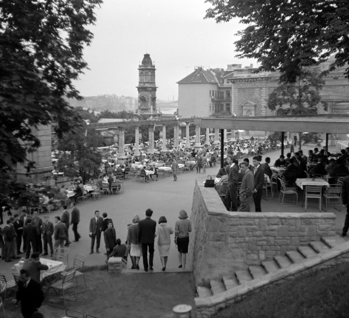 A szépen gondozott kertet az ifiparkos időkben jókora betonplacc váltotta fel. A Neoreneszánsz kert helyén kialakított terasz 1963-ban (Fotó: Fortepan/Képszám: 137170) Várkert Bazár 1963_fortepan_137170.jpg
