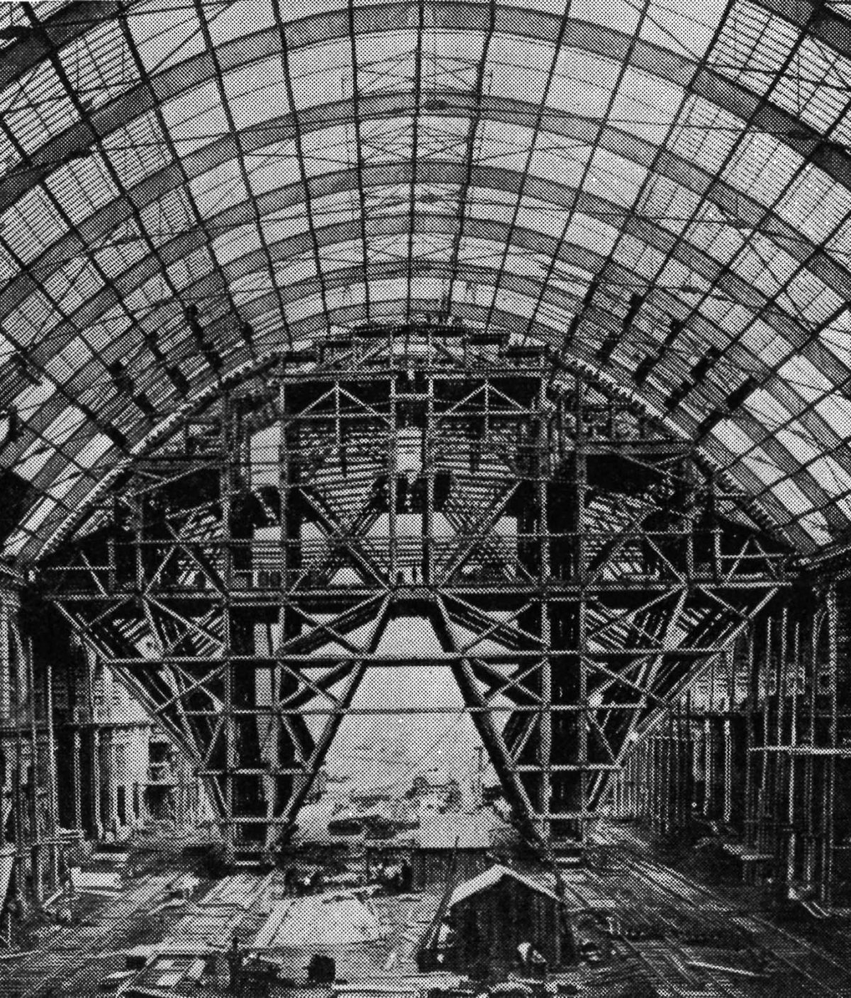 Épül a Keleti pályaudvar csarnoka (Forrás: A Közlekedési Múzeum Évkönyve 1983-1984) Keleti pályaudvar épül-1.jpg
