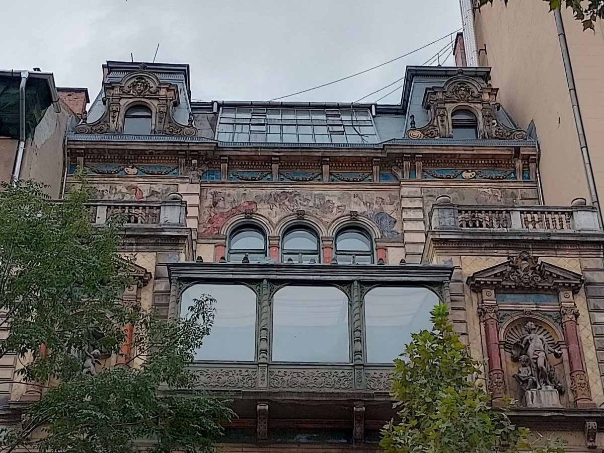 Az főhomlokzat felső szintjei igazán színesek (Fotó: Bodó Péter/pestbuda.hu) 06 manó színes szintek.jpg