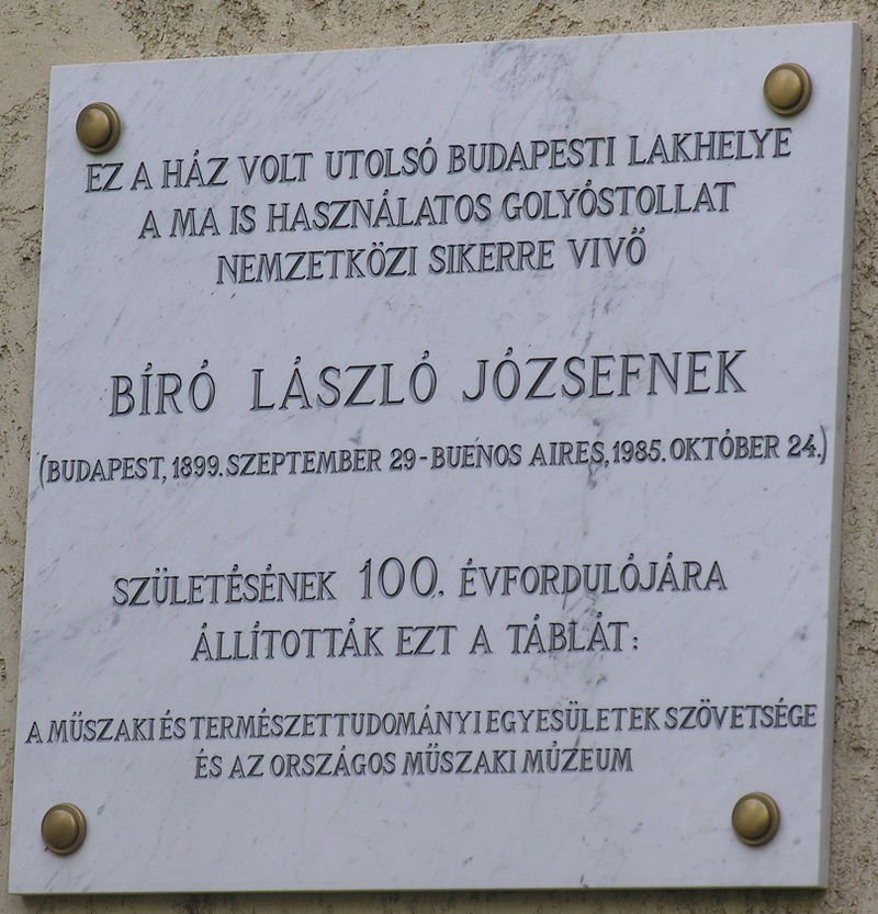 Bíró László József emléktáblája utolsó budapesti lakhelyén, Budán a II. kerületben a Cimbalom utca 12. szám alatt 2011-ben (Forrás: Wikipédia) Biro_Cimbalom12.jpg