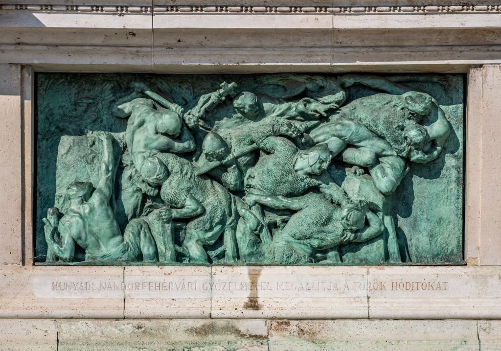 Zala György domborműve a nándorfehérvári diadalról a Millenniumi emlékművön Hunyadi János szobra alatt (Fotó: Both Balázs/pestbuda.hu) hunyadi_dombormű_Zala.jpg