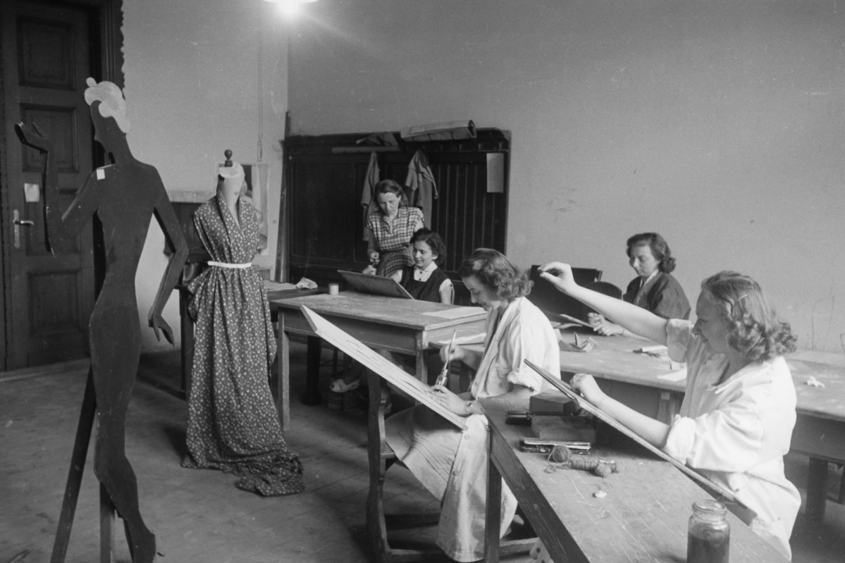 Az Iparművészet Iskola diákjai rajzolnak 1949-ben (Forrás: Fortepan/Képszám: 33130) 03 fortepan_33130.jpg