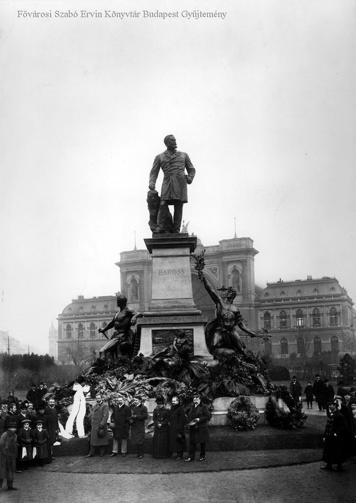 Baross szobra koszorúkkal elborítva (Fotó: FSZEK Budapest Gyűjtemény) 3578193d-db3c-45a6-ac39-98fd35da5d46.jpg
