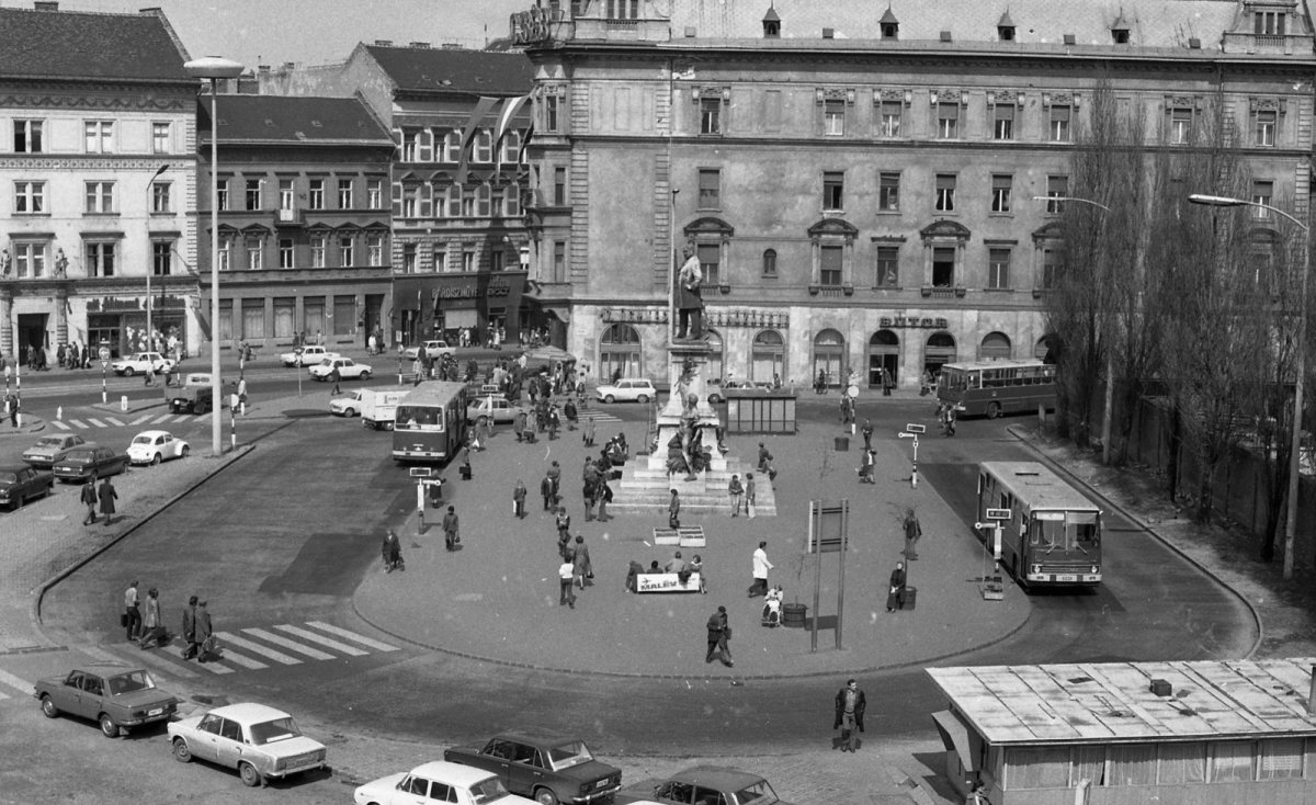 Baross szobra a buszvégállomáson a Keleti pályaudvar oldalában 1979-ben (Fotó: Fortepan/Magyar Rendőr) fortepan_66375.jpg