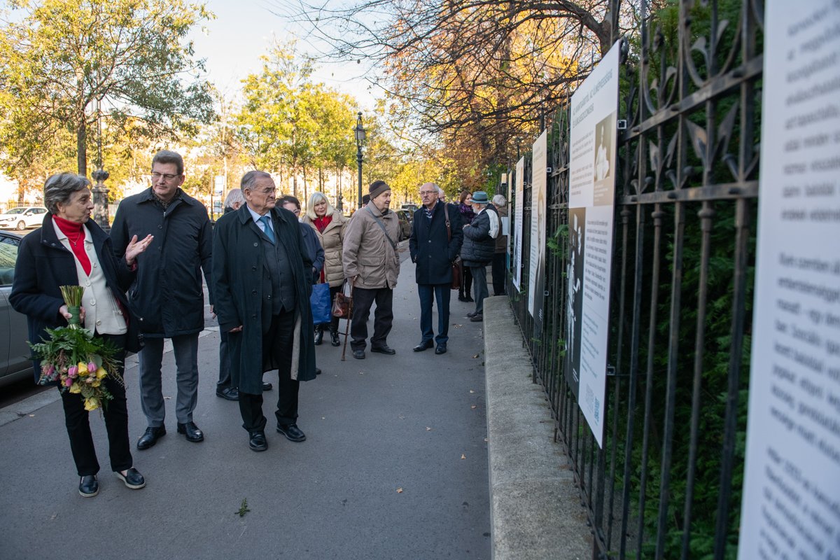 (Fotó: MMA/Nyírő Simon) 20231122_Illyés_Gyula_kerítéskiállítás_megnyitó_09.jpg