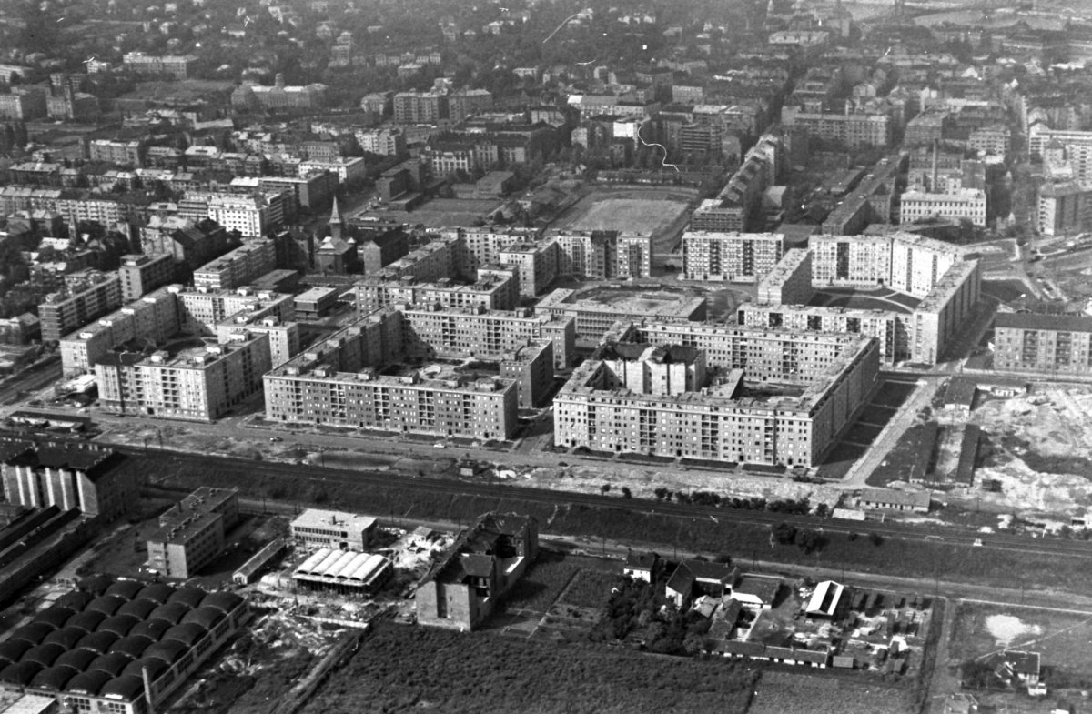 Lágymányos egy 1963-as légifelvételen. A képen még se a Fehárvéri úti piac, se a Skála áruház nem látható. (Fotó: Fortepan/MHSZ) fortepan_26155.jpg