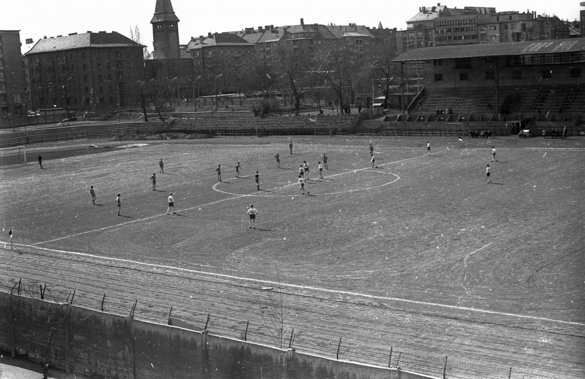 A BEAC stadion a leendő áruház helyén 1972-ben (Fotó: Fortepan/Bercsényi Kollégium Fotókör) fortepan_134429.jpg