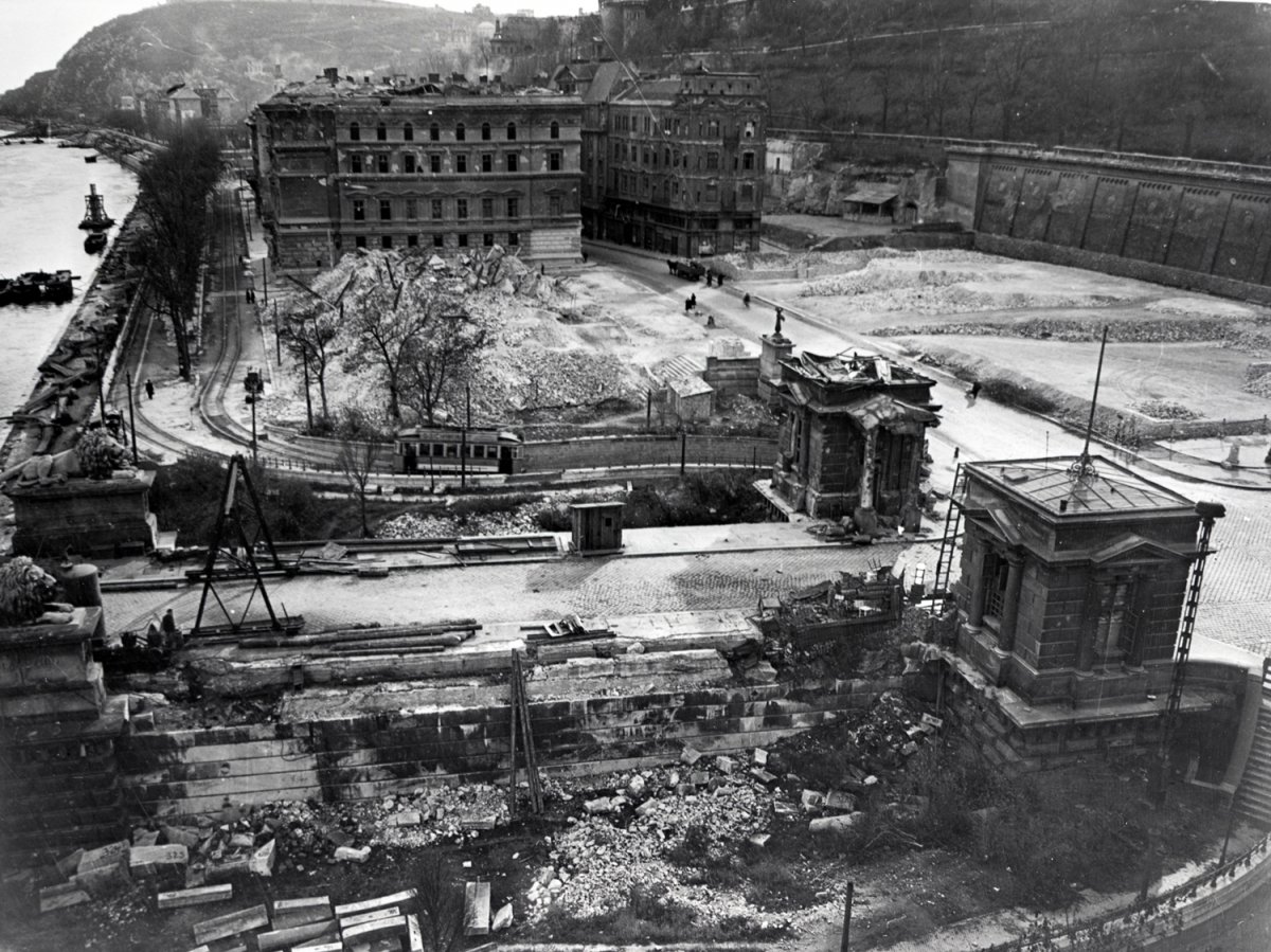 A Lánchíd vámszedőházai 1949-en, nem sokkal elbontásuk előtt (Fotó: Fortepan/képszám: 253341) fortepan_253341_v.jpg