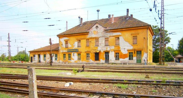 Rákosrendező_vasútállomás_épület 2013_wikipedia.jpg
