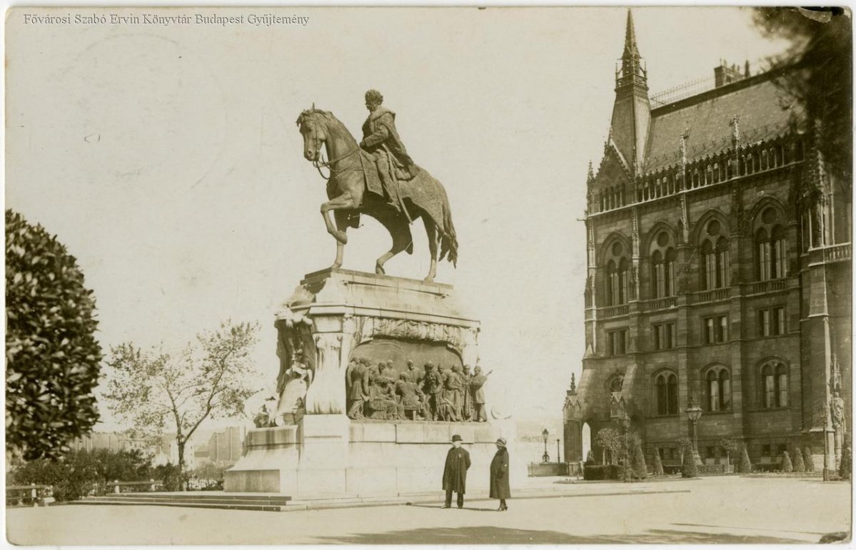 Andrássy Gyula lovasszobra az Országház déli homlokzata előtt (Forrás: FSZEK Budapest-Gyűjtemény) Andrássy szobor_Fszek_K000682.jpg