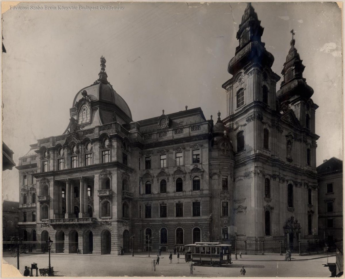A Királyi Magyar Tudományegyetem és az Egyetemi templom 1900 körül (Forrás: FSZEK Budapest-Gyűjtemény) Egyetemi templom_Fszek_010674.jpg