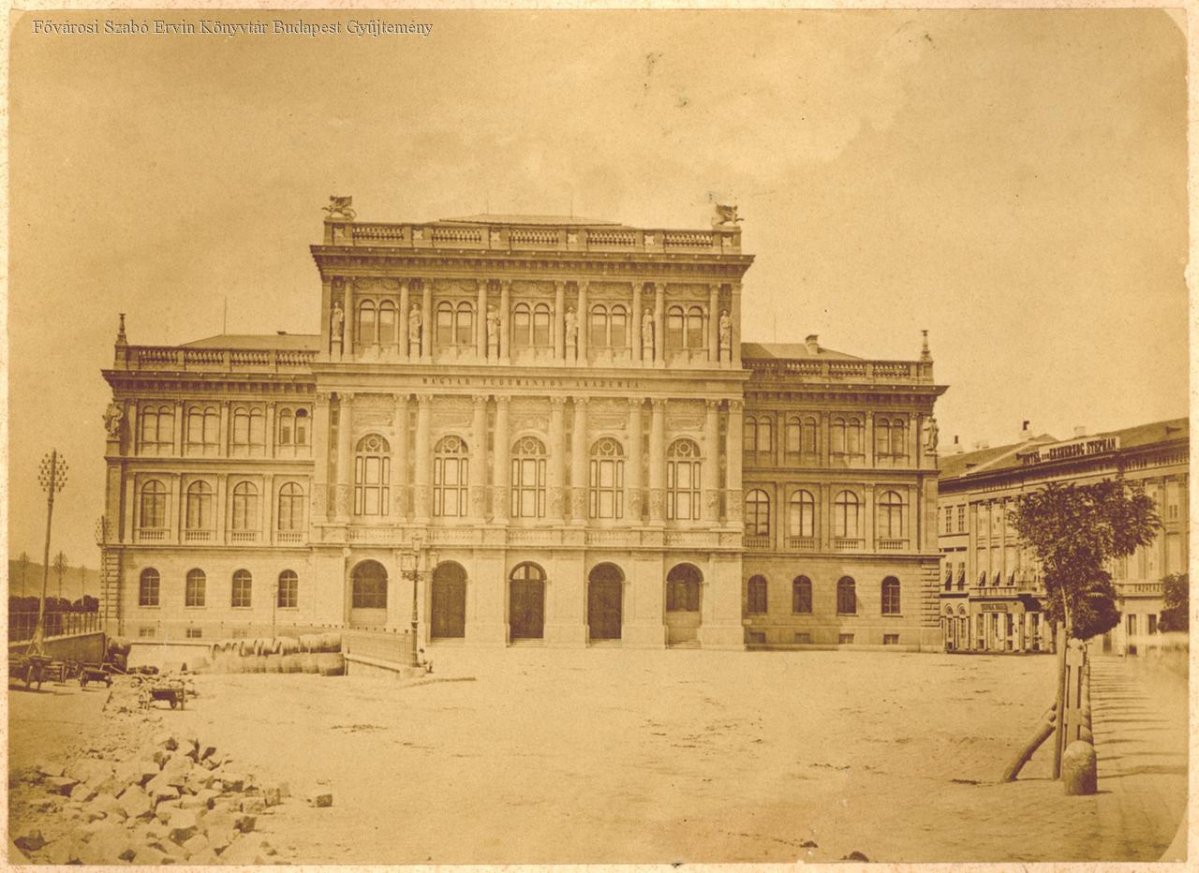 A Magyar Tudományos Akadémia épülete 1865 körül (Forrás: FSZEK Budapest-Gyűjtemény) MTA_Fszek_021516.jpg