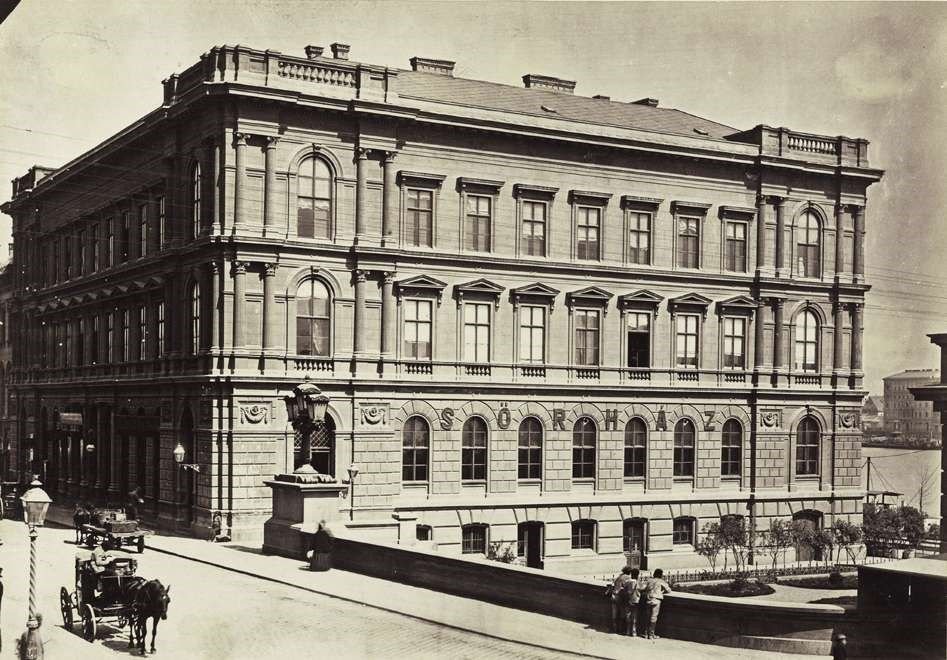 A Fővárosi Közmunkák Tanácsának első székhelye, a Lánchíd Palota 1890 körül, Klösz György felvételén (Forrás: Fortepan, 82096) közmunka_FKT 1 Lánchíd palota.jpg