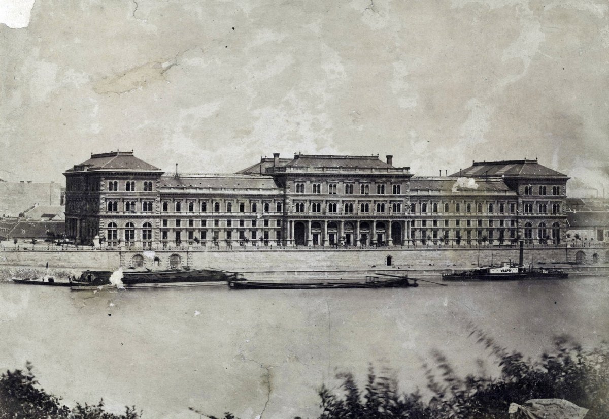 A képen egy teherpályaudvar látszik. (Fotó: Fortepan, Fortepan / Budapest Főváros Levéltára. Levéltári jelzet: HU.BFL.XV.19.d.1.05.027) fortepan_82082.jpg