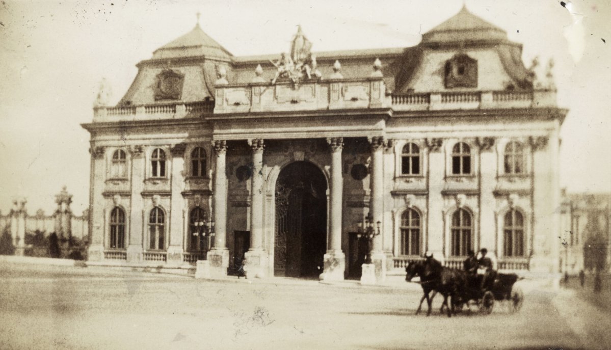 A palota főhomlokzata a Szent György tér felől (Forrás: Fortepan/Képszám: 115848) 02 északi homlokzat.jpg