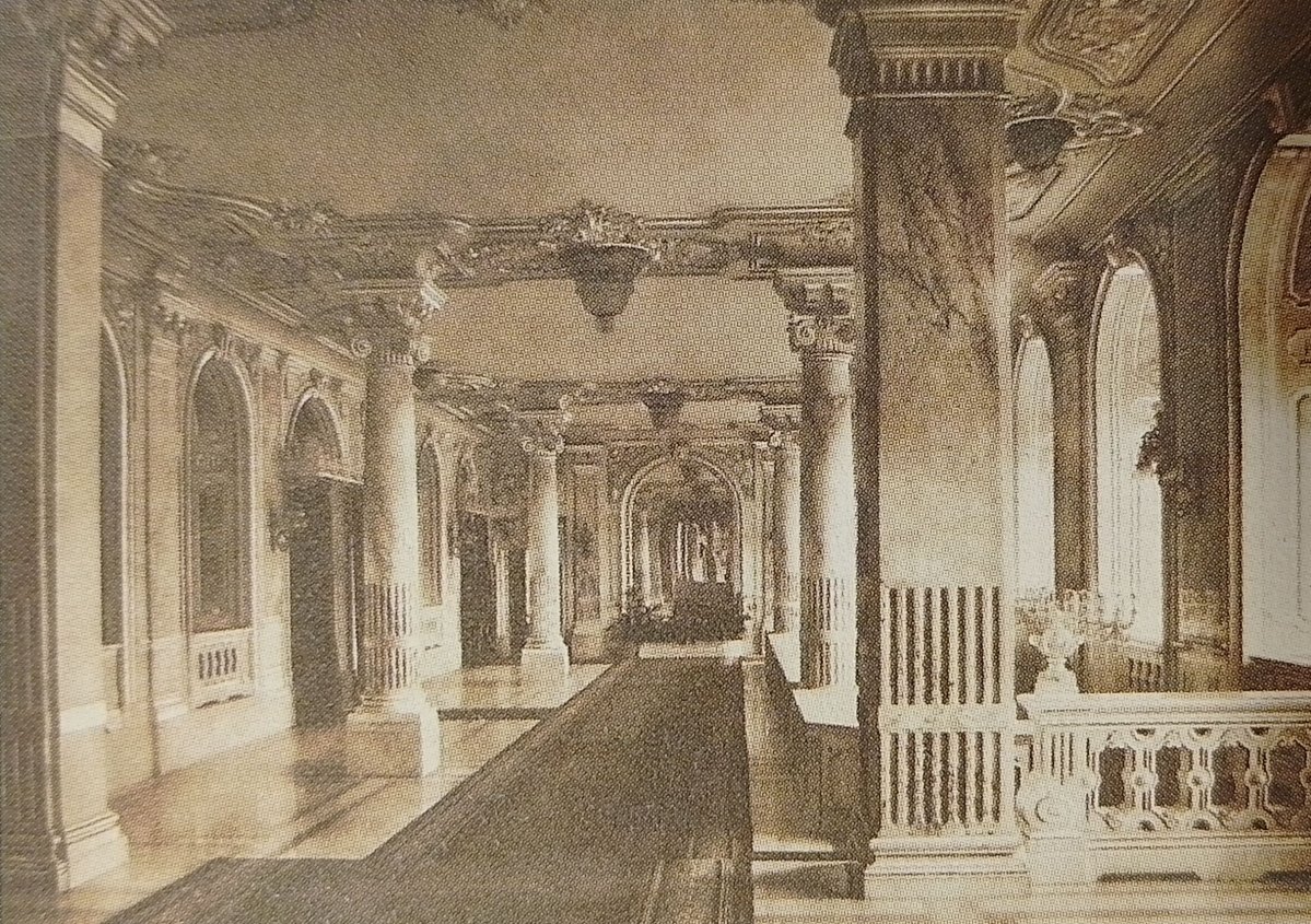A fogadóépület előcsarnokát ábrázoló fénykép (Forrás: Hauszmann Alajos: A magyar királyi vár, 1912) 06 előcsarnok.jpg