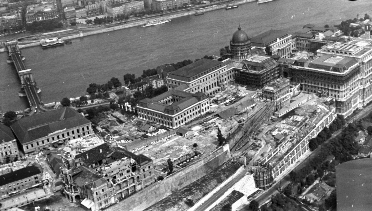 A budavári palota átépítése az 1960-as években (Forrás: Fortepan/Képszám: 26150) 08 átépítés.jpg