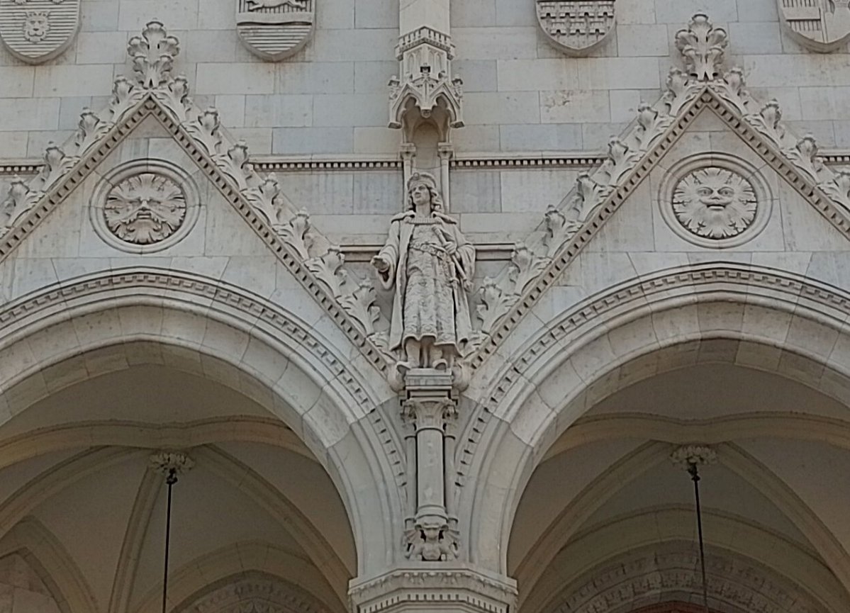 Hunyadi Mátyás szobra az Országház főbejárata fölött (Fotó: Bodó Péter/pestbuda.hu) 01 országház.jpg
