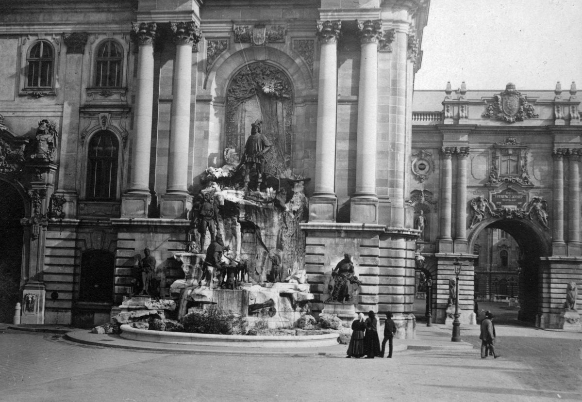 A királyi palotához épített Mátyás-kút az 1920-as években (Forrás: Fortepan/Képszám: 52969) 02 fortepan_52969.jpg