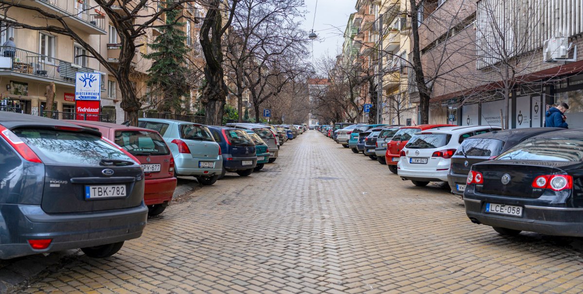A keramit ma is szép felületet ad, de sajnos csúszós (Fotó: Both Balázs/PestBuda.hu) Szabolcska Mihály utca_2024-02-27_3.jpg