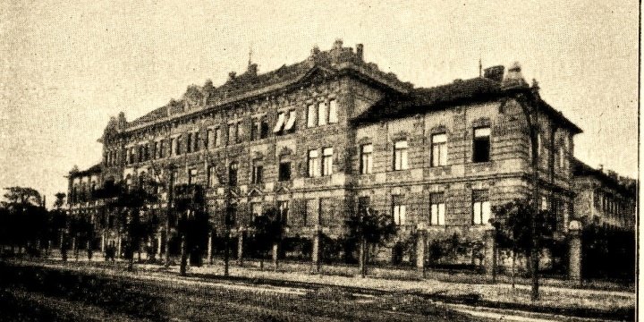 A Budapesti Magyar Királyi Állami Gyermekmenhelyépülete az Üllői úton (Forrás: oszk.hu) foepulet.jpg