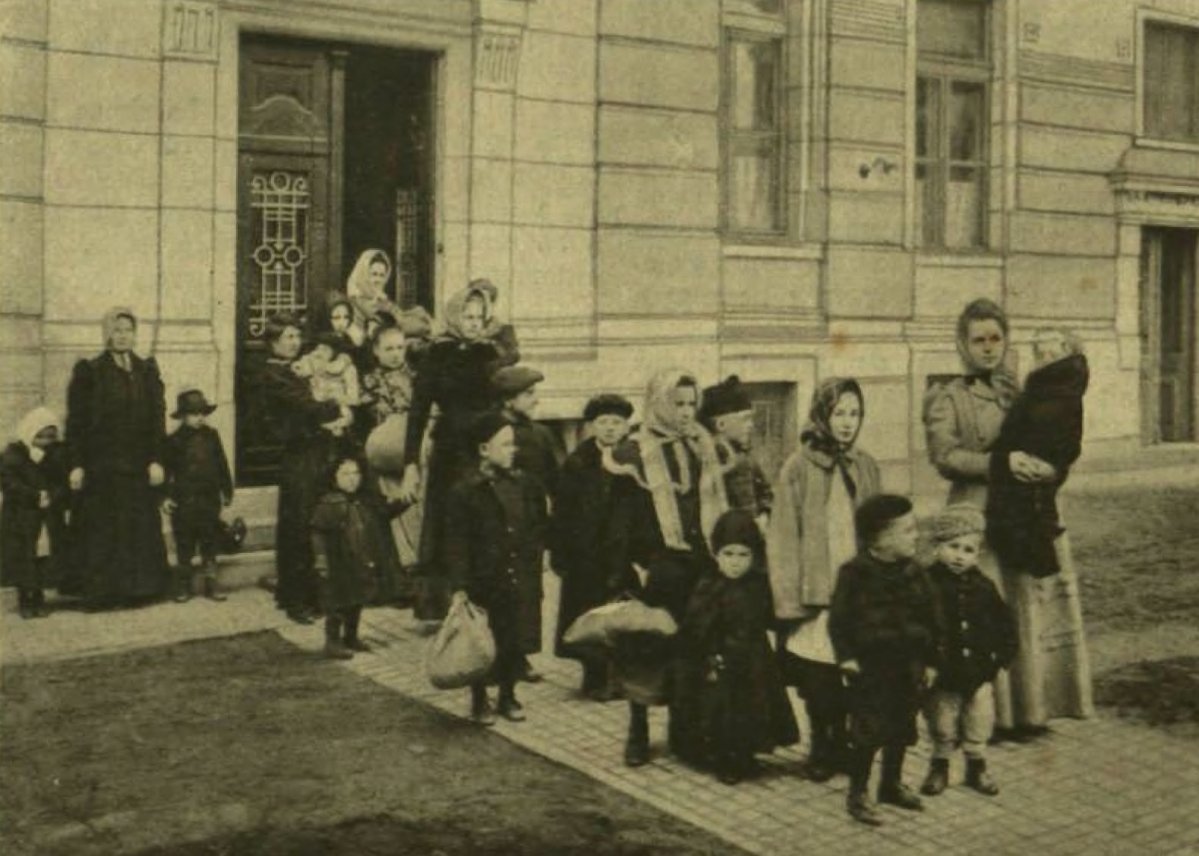 Árva és elhagyott gyermekek készülnek nevelőszüleikhez (Forrás: oszk.hu) oszk. 0221-0352_pix_Oldal_10_kep_0002_nagykep.jpg