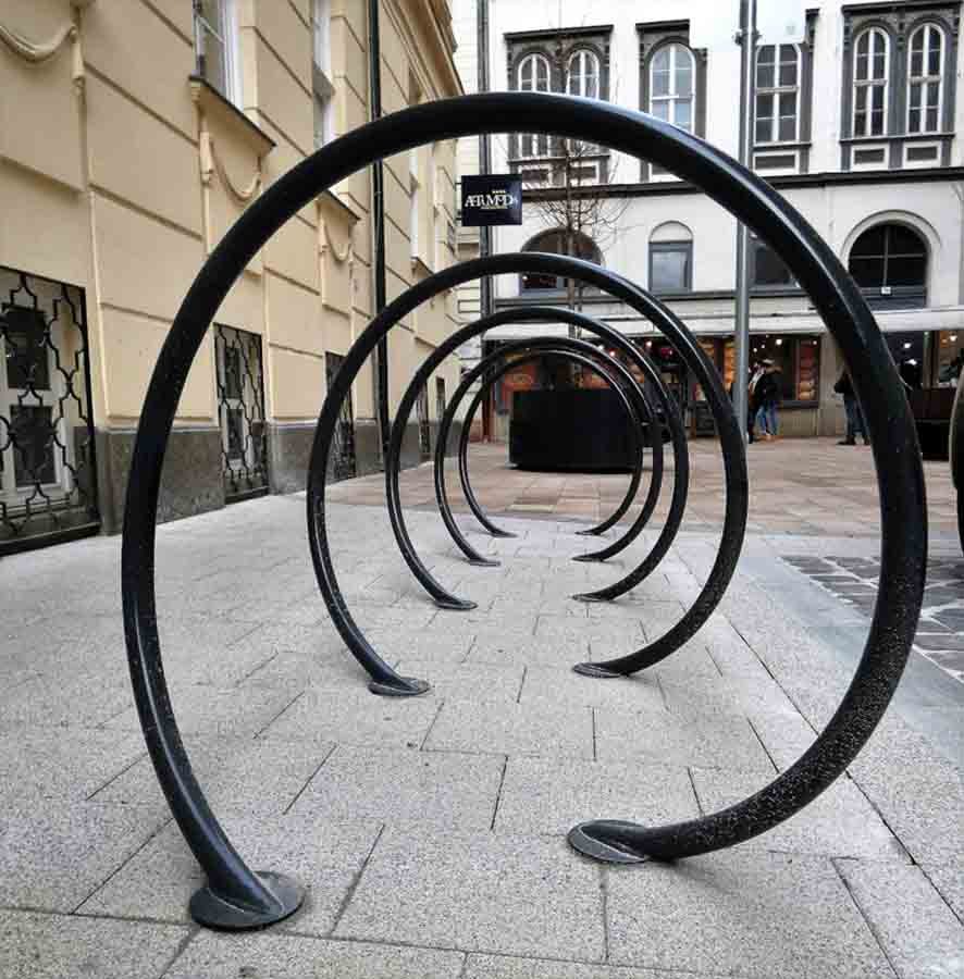 Kerékpártámasz (Fotó: Mai Belváros) 431128537_740372561529125_6988278242568244315_n.jpg