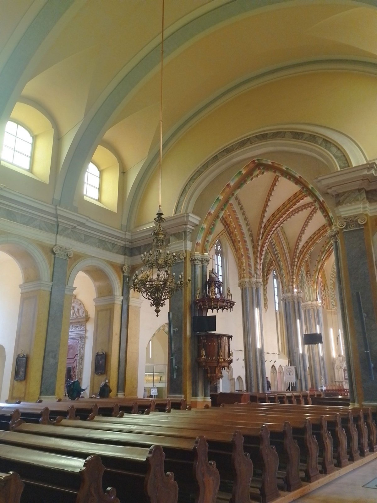 A Belvárosi Plébániatemplom belső tere (Fotó: Bodó Péter/pestbuda.hu) 02 belső.jpg