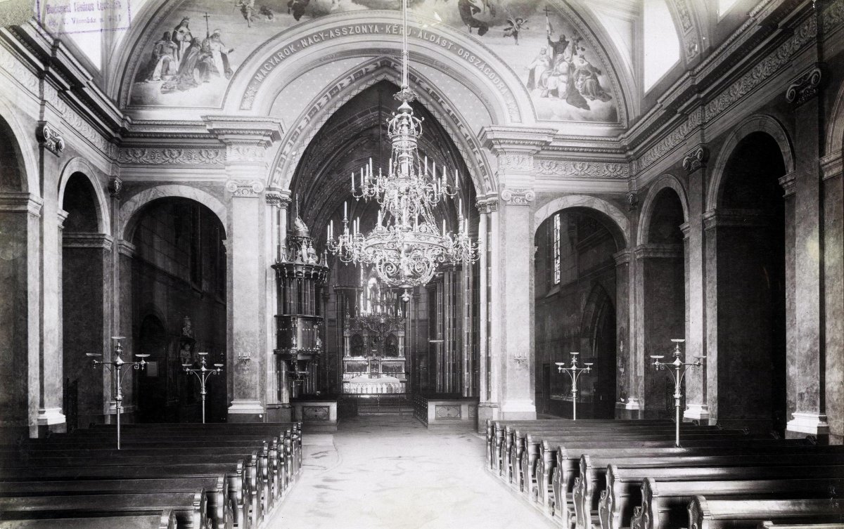A Belvárosi Plébániatemplom belső tere, a háttérben a Steindl által tervezett oltárral (Forrás: Fortepan/Budapest Főváros Levéltára. Levéltári jelzet: HU.BFL.XV.19.d.1.07.185) 03 steindl fortepan_82509.jpg