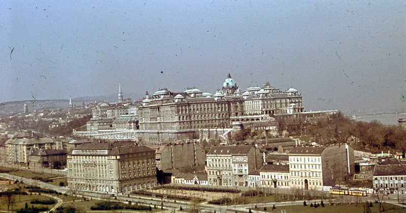 A Bethlen udvar a Budai Várral (Forrás: Fortepan/képszám: 40882) 20_fortepan_40882.jpg