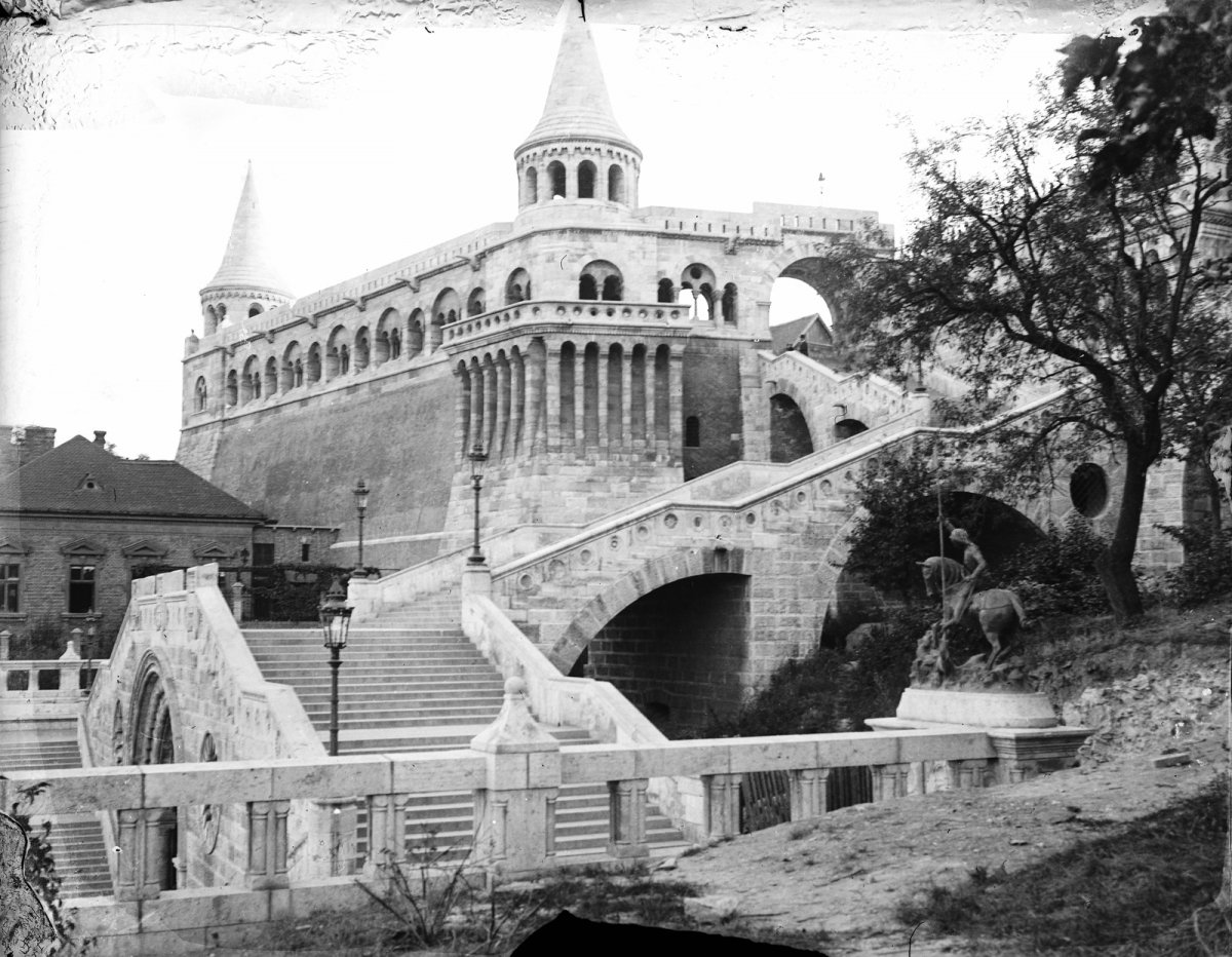Sárkányölő Szent György szobra a Halászbástya alatt, a kép jobb szélén (Forrás: Fortepan/Képszám: 277642) 01 jó fortepan_277642.jpg