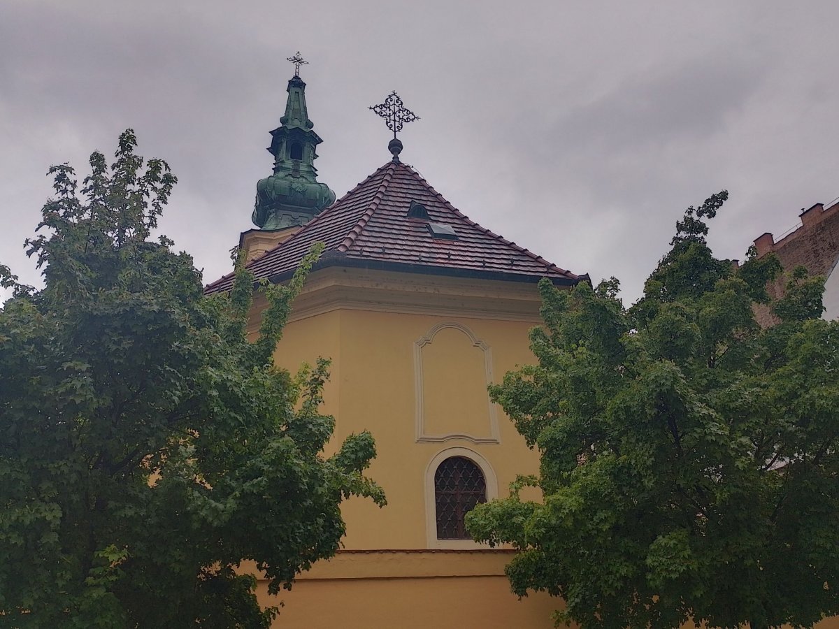 A Szent György-templom szentélyének kisebb ablakai jelzik, hogy korábbi a többi részénél (Fotó: Bodó Péter/pestbuda.hu) 03 szentély.jpg
