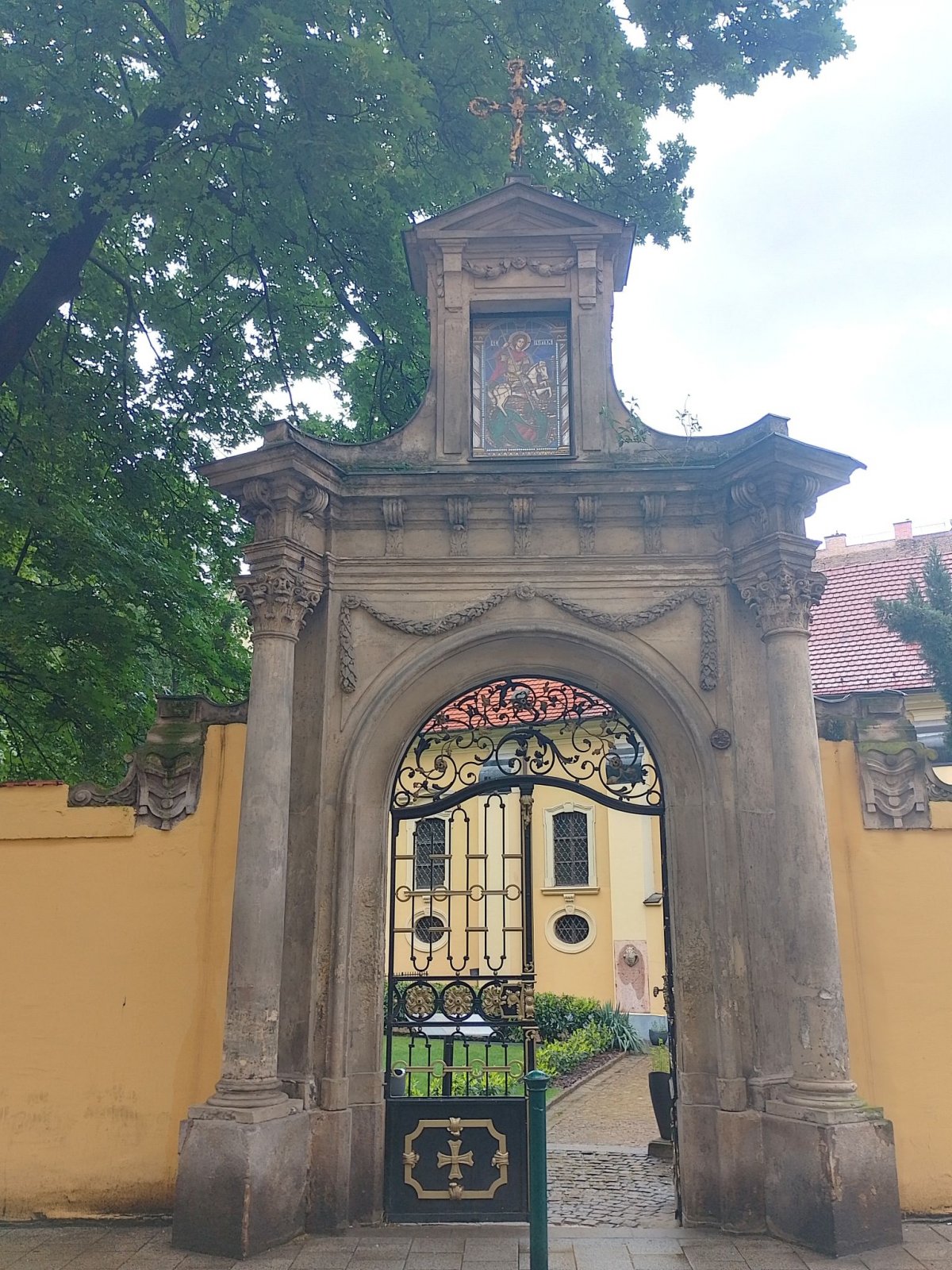 A Szerb utcára nyíló copf stílusú díszkapu (Fotó: Bodó Péter/pestbuda.hu) 08 kapu.jpg