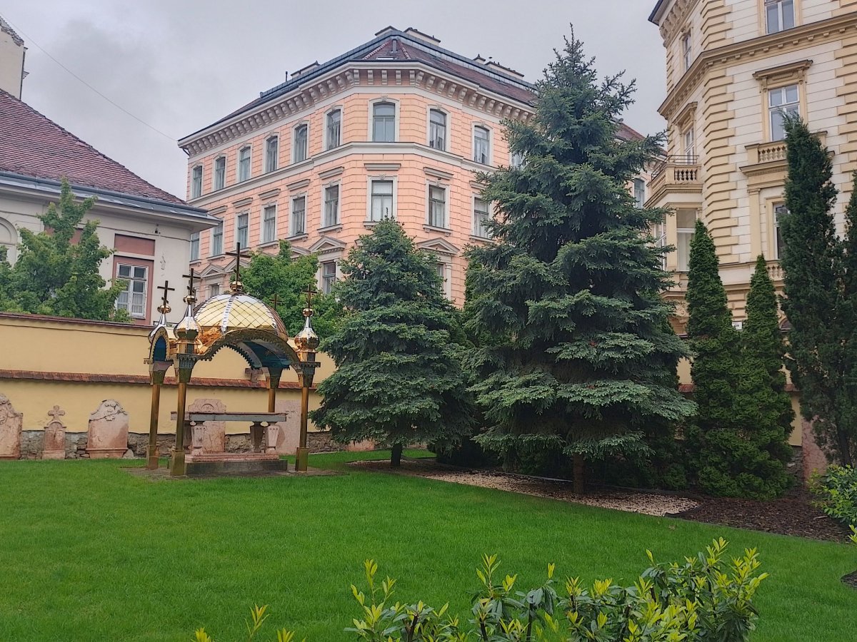 A templomot hangulatos kert veszi körül (Fotó: Bodó Péter/pestbuda.hu) 09 kert.jpg