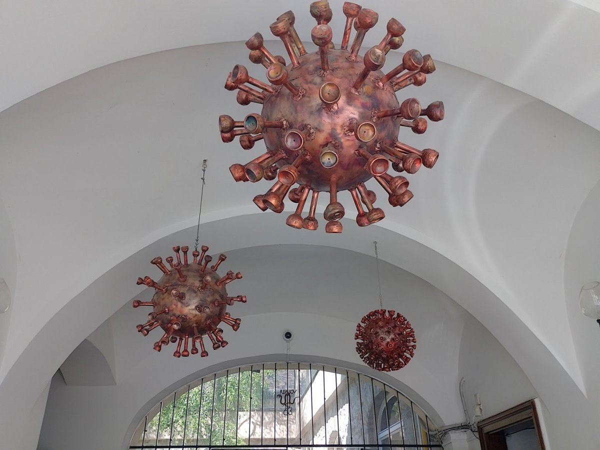 A Múzeum kapualjának boltozatáról függő vírus-installációk (Fotó: Bodó Péter/pestbuda.hu) 02 kapualj.jpg