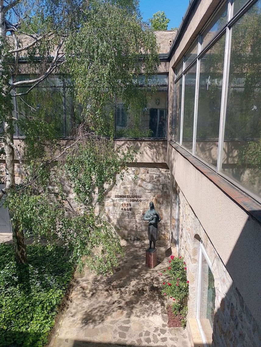 A múzeum belső udvara az emeleti függőfolyosóról nézve (Fotó: Bodó Péter/pestbuda.hu) 05 udvar.jpg