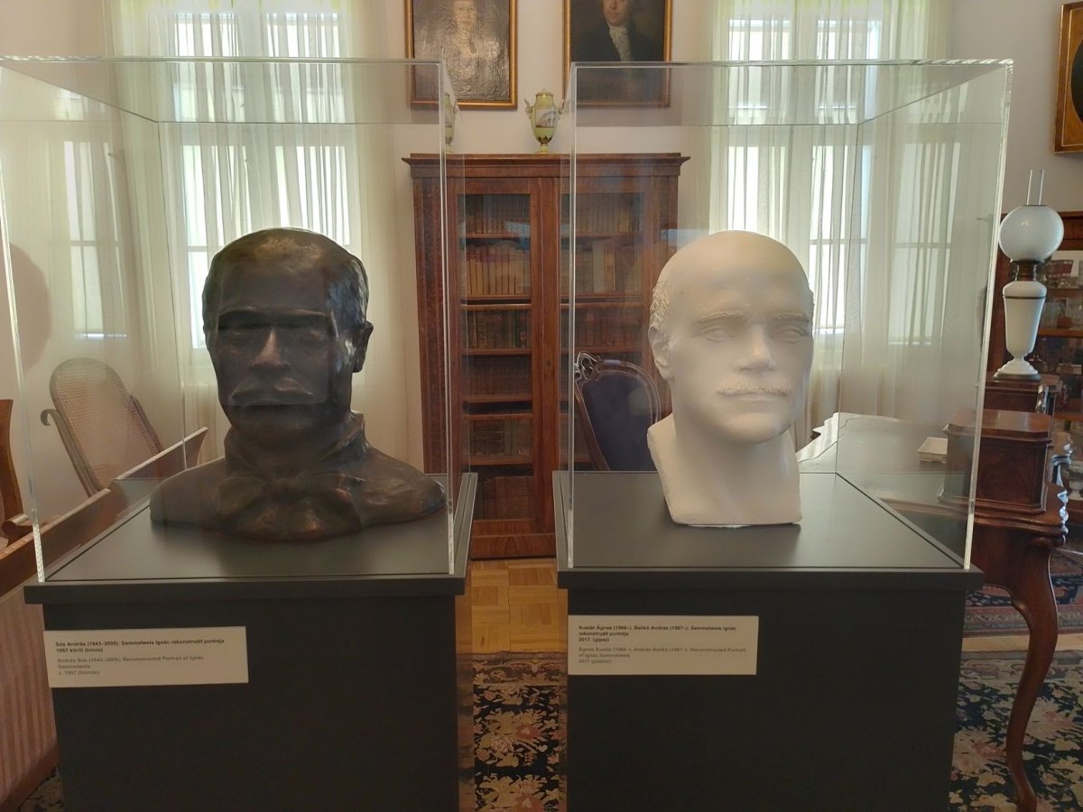 Semmelweis Ignác portréjának rekonstrukciói mögött az orvos íróasztala és könyvesszekrénye látható (Fotó: Bodó Péter/pestbuda.hu) 09 szobrok.jpg