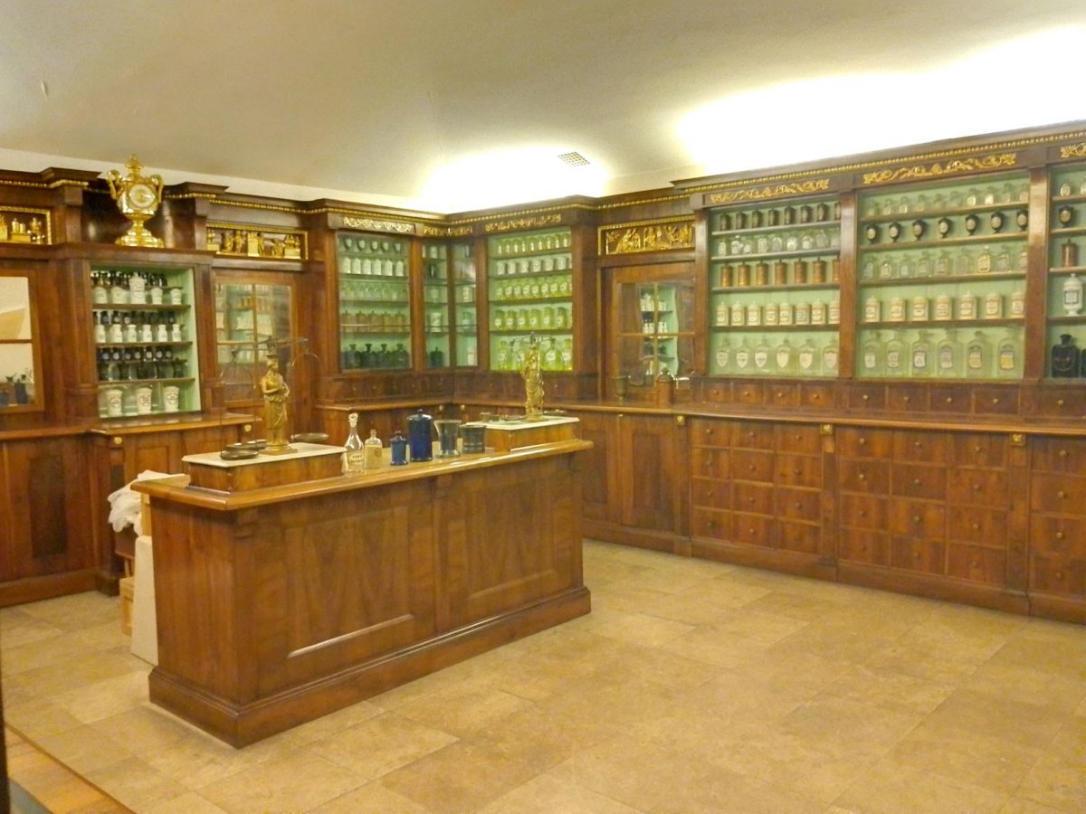 A Szentlélek patika Pollack Mihály által tervezett berendezése (Fotó: Bodó Péter/pestbuda.hu) 14 patika.jpg