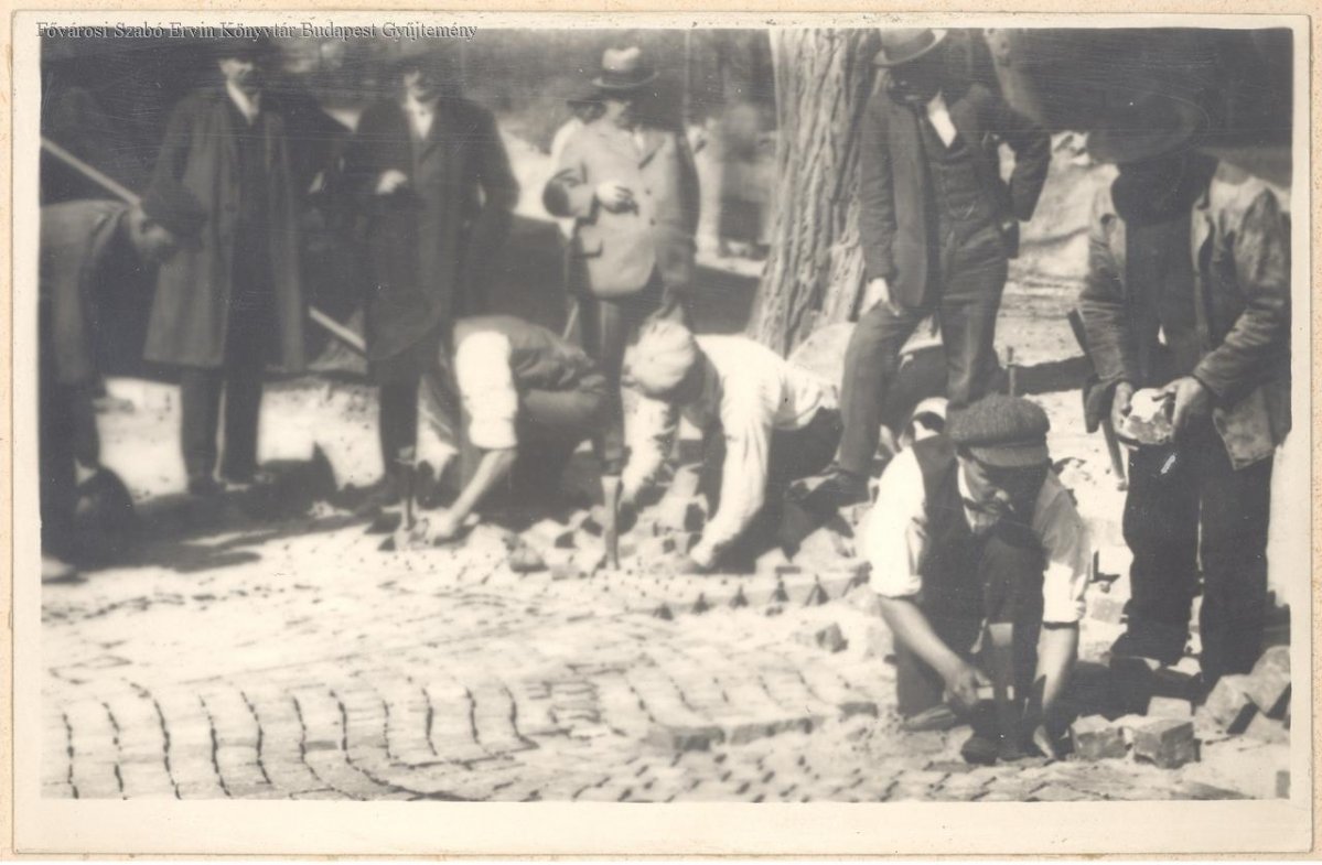 Kockakő lerakása kézzel (Fötó: FSZEK, Budapest Gyűjtemény) 0f8566d8-e8c1-4aeb-b719-4bb762a7fa87.jpg