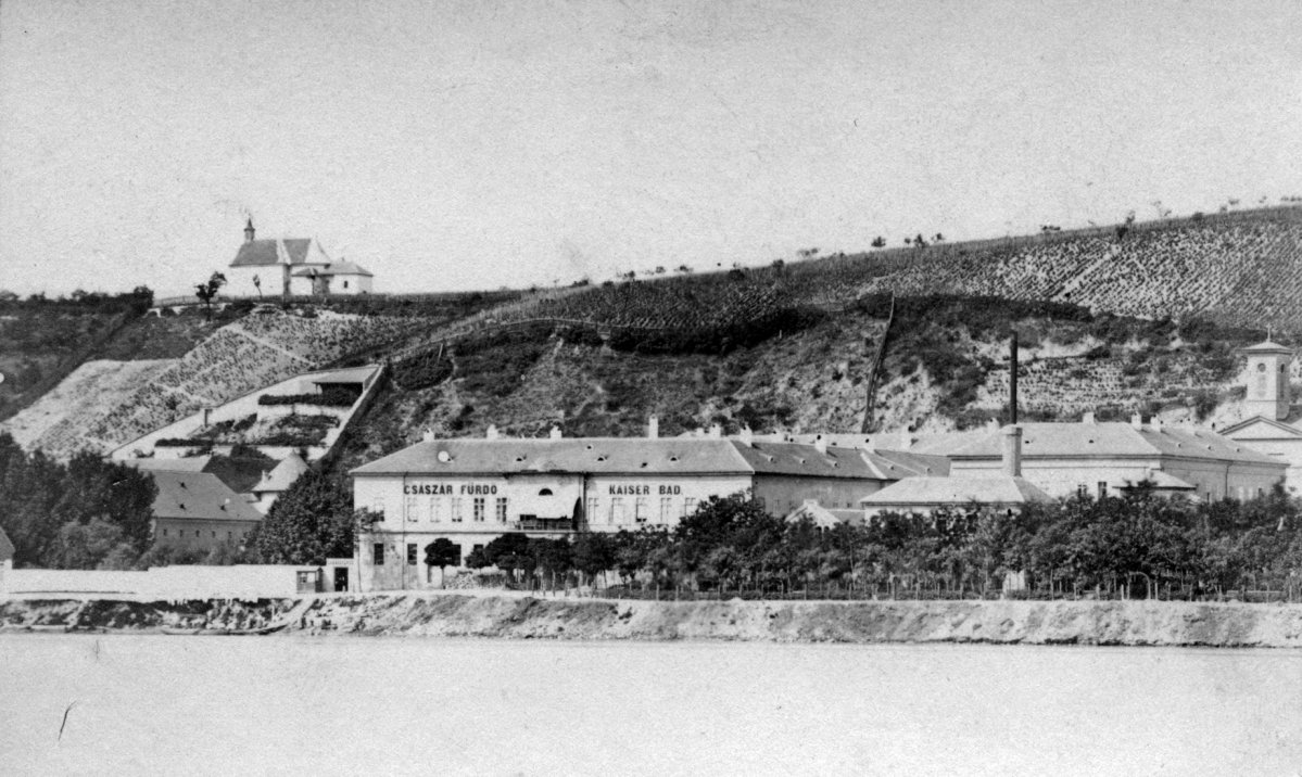 Az egykori rózsadombi Veronika-kápolna, körülötte szőlőkkel még a filoxéravész előtt, 1872 körül (Fotó: Fortepan/Képszám: 13257) fortepan_13257.jpg