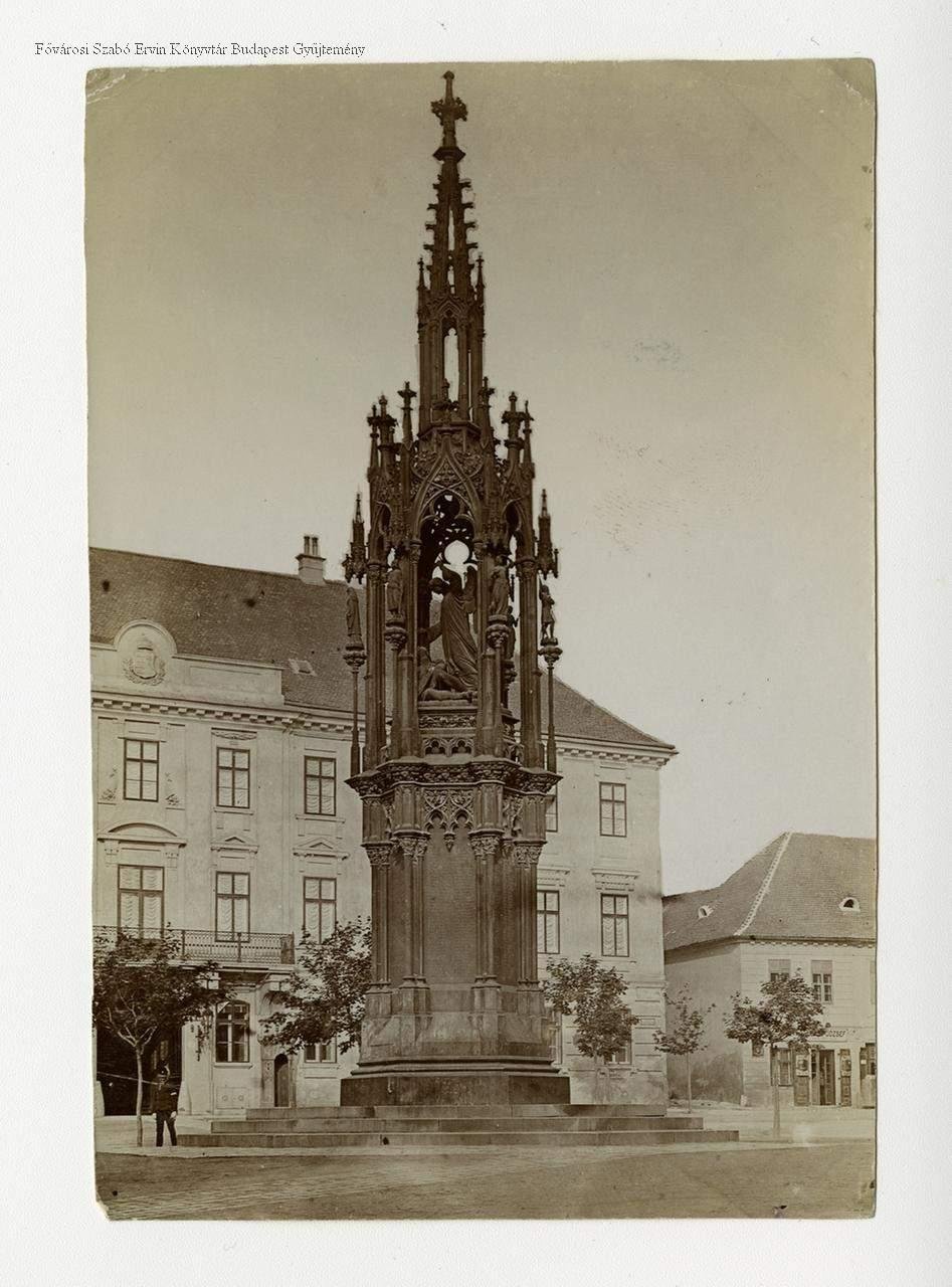 Hentzi generális emlékműve a budavári Szent György téren, amelyet Ferenc József császár emeltetett (Forrás: FSZEK Budapest Gyűjtemény) buda-8.jpg
