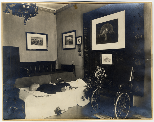 Görgei Artúr a halottas ágyán 1916. május 21-én (Forrás: Magyar Nemzeti Múzeum Történeti Fényképtár) buda-9.png