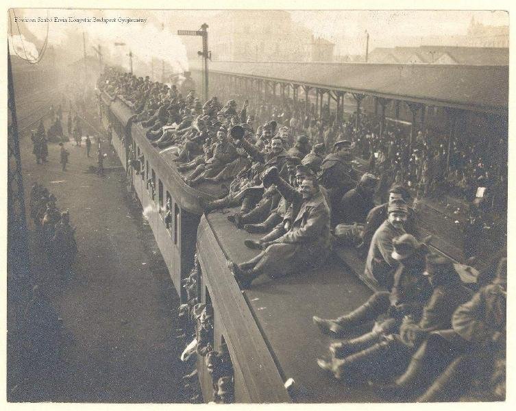 Kíatonákkal zsófolt szerelvény a Keleti pályaudvaron 1918 novemberében (Forrás: Fővárosi Szabó Ervin Könyvtár Budapest Gyűjtemény) edbae5ef-c008-4ab8-8e06-cad35962c342.jpg